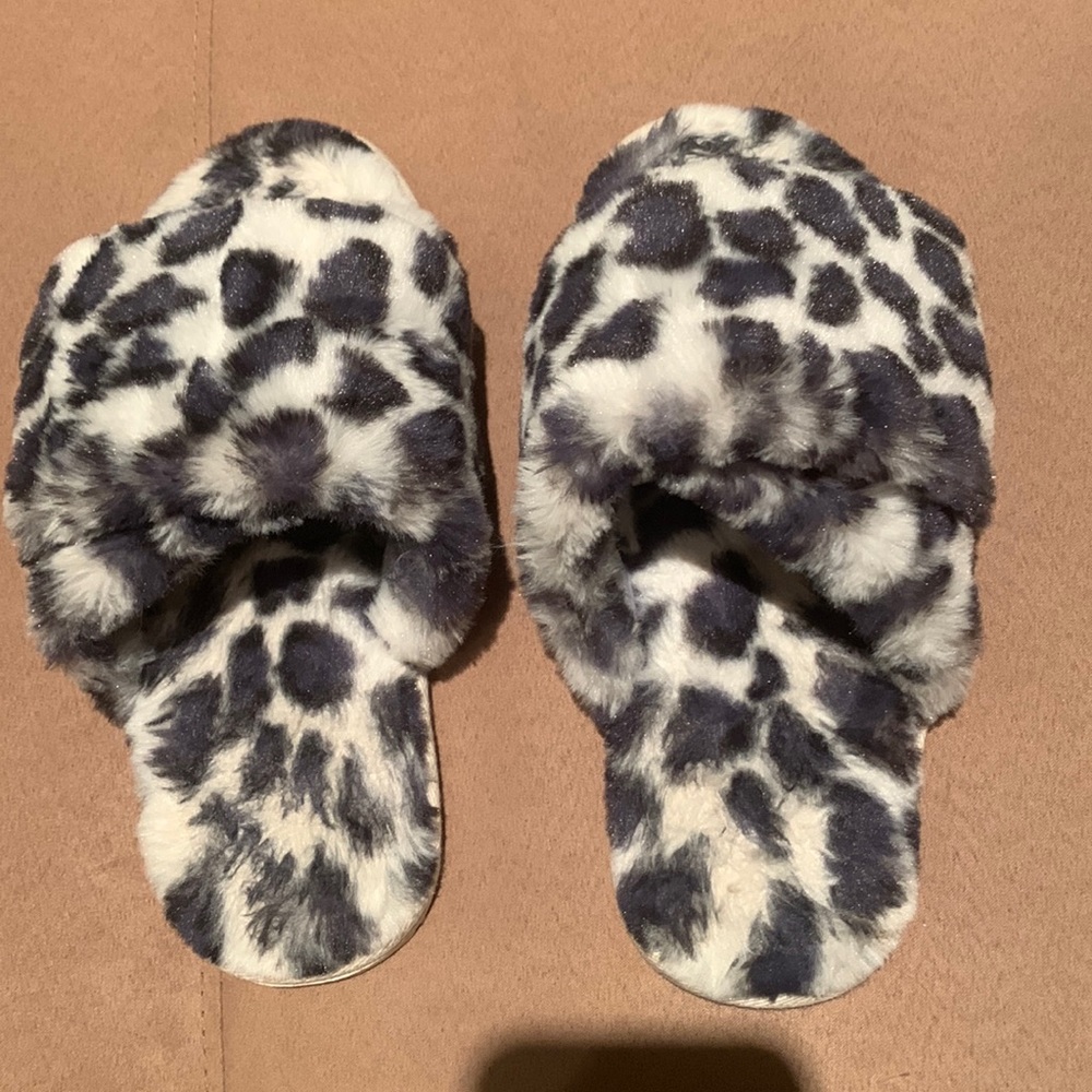 Women’s Aerie Snow Leopard Crossover Slippers Size ~ 8